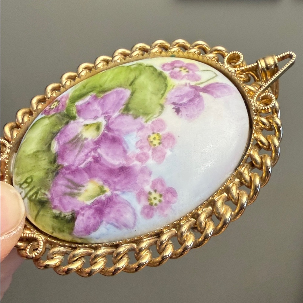 Vintage 1970s Hand Painted Ceramic Cabochon Rolled Gold African Violets Pendant - Picture 6 of 8